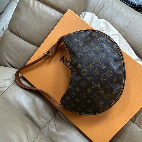 Louis Vuitton Handbags - ❤️ RARE Louis Vuitton CROISSANT bag❤️ 💼